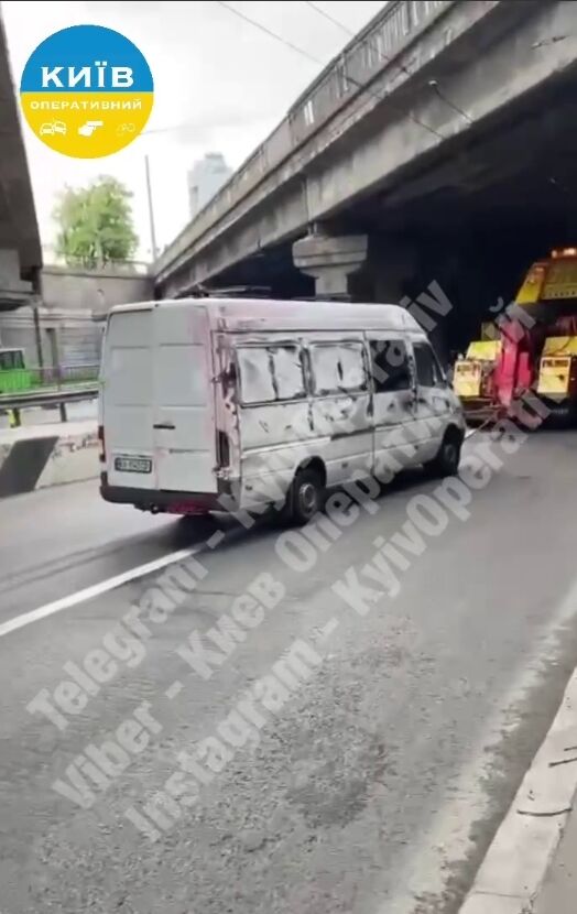 У Києві на Берестейському проспекті перекинувся мікроавтобус із полуницею: виник великий затор. Відео