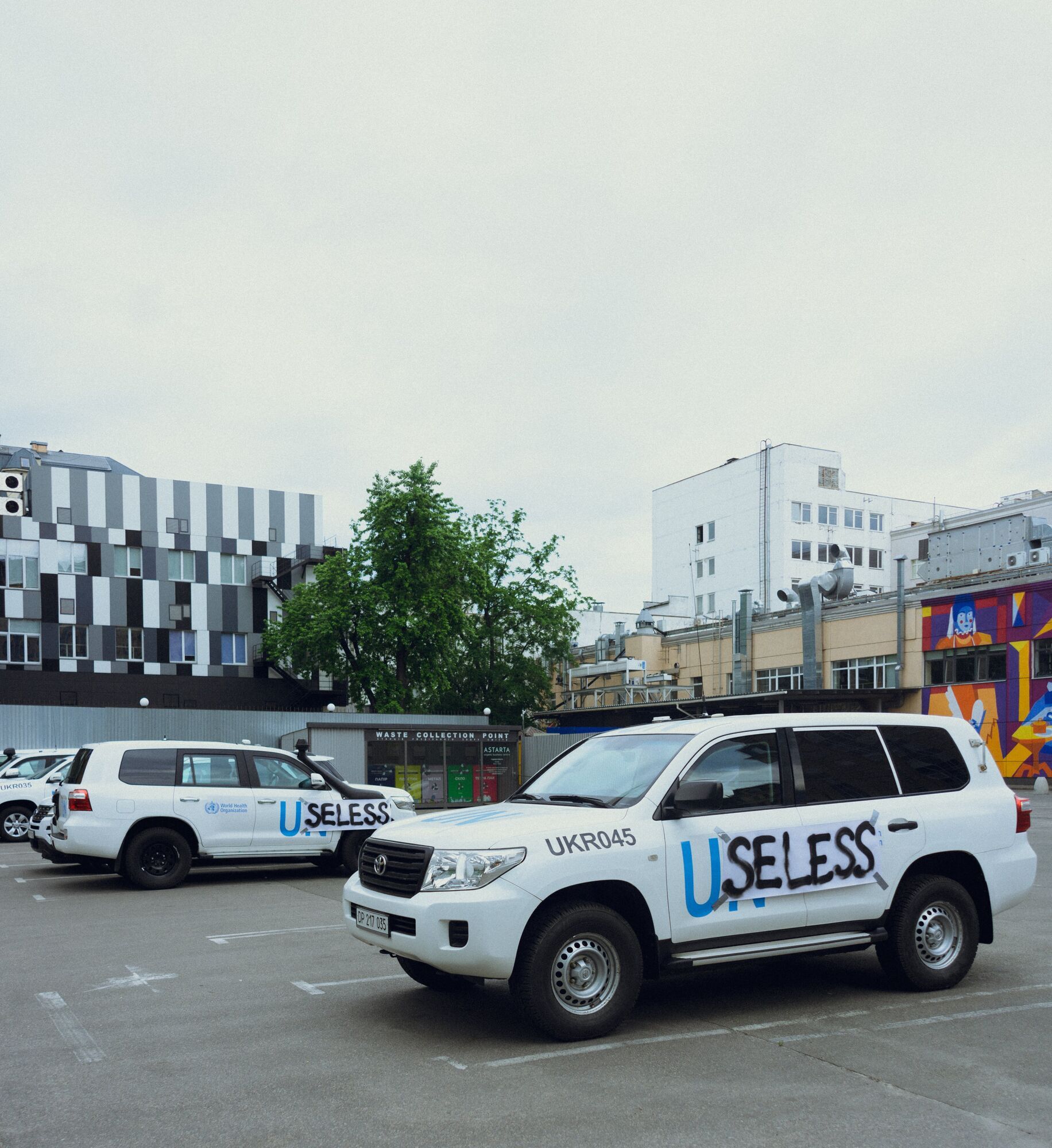 У Києві на авто ООН приклеїли напис "Некорисні" через позицію організації щодо підриву окупантами Каховської ГЕС. Фото