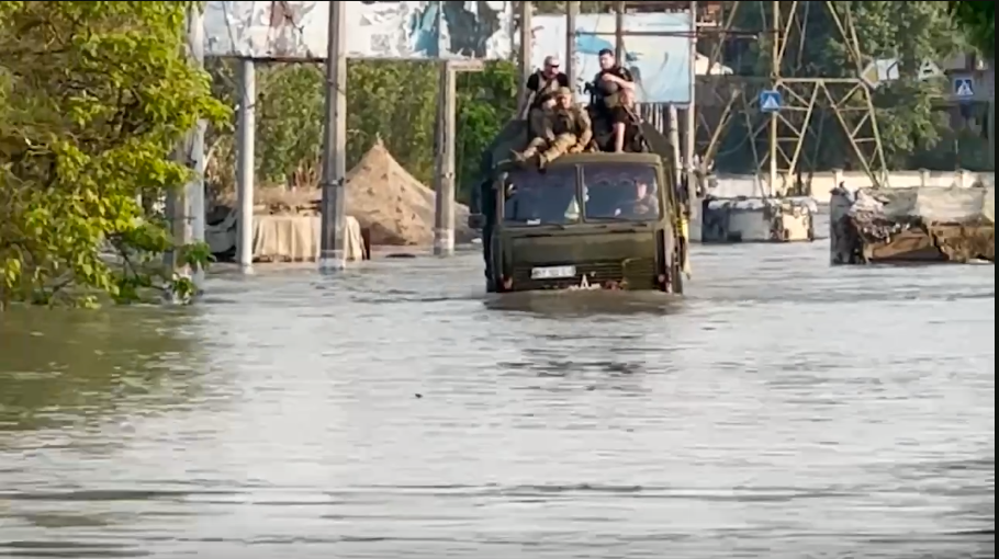 Сидят на крышах и чердаках без еды и молят о помощи: Олешки на Херсонщине уходят под воду