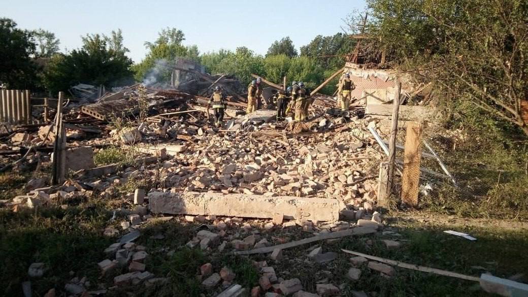 В Сумской области вражеский дрон попал в частный дом: два человека погибли, один ранен. Фото