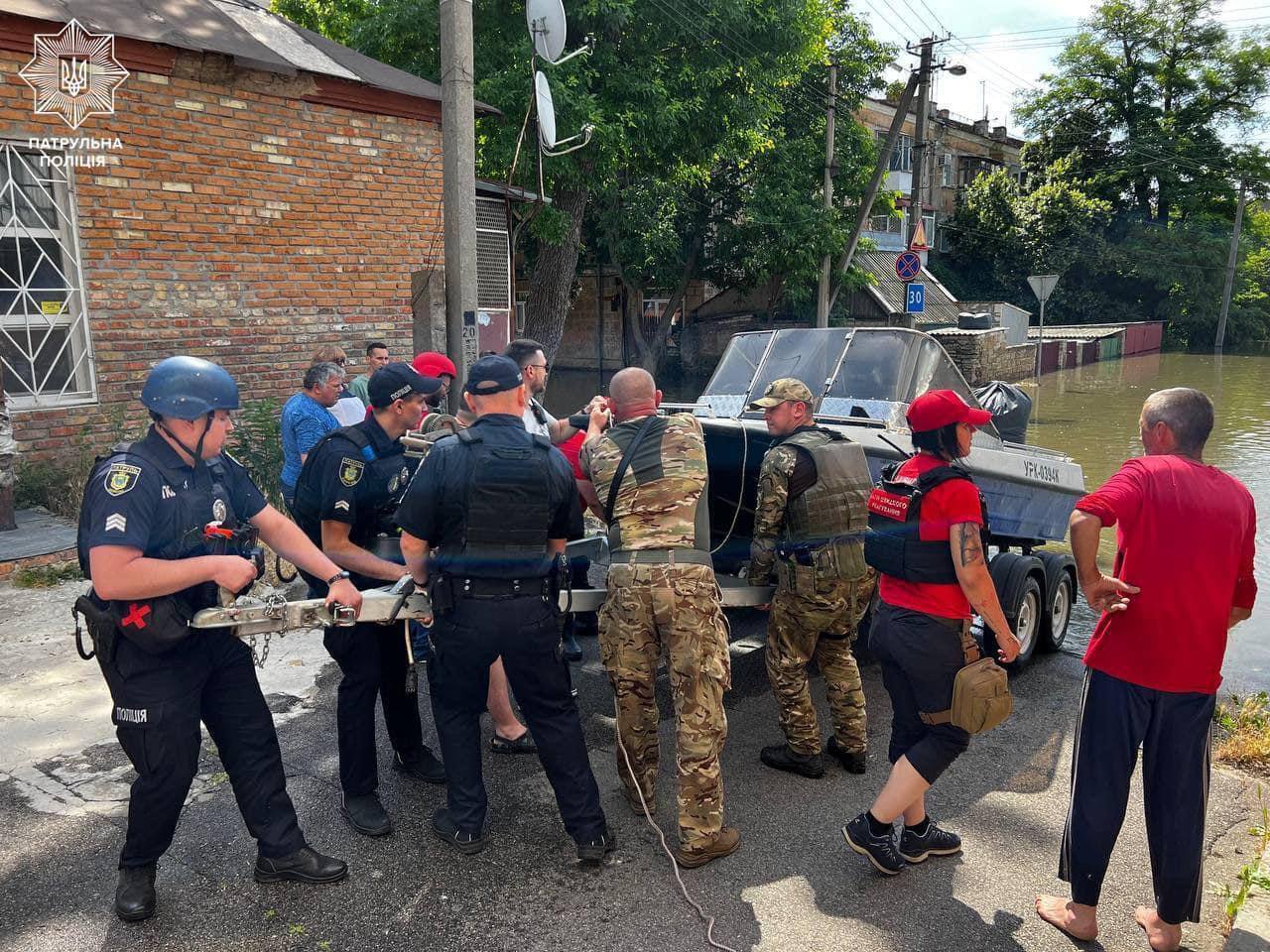 В Олешках є перші загиблі, у Херсоні продовжується підвищення рівня води: все про наслідки підриву Каховської ГЕС