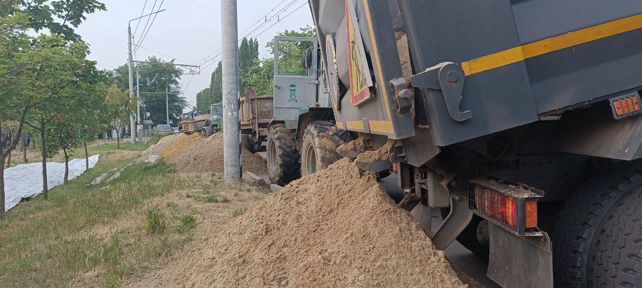 В акватории Николаева продолжает подниматься уровень воды, коммунальщики укрепляют берега. Фото и видео