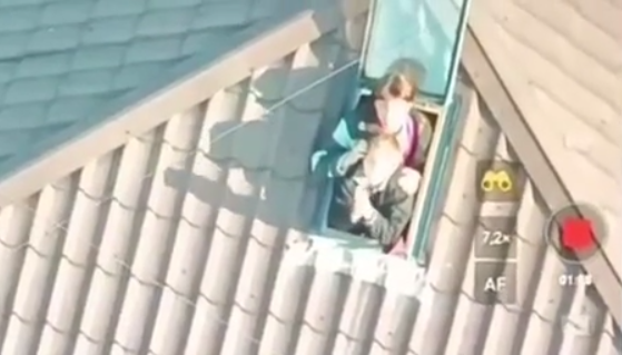 Жінка з двома дітьми на даху благають про допомогу: мережу вразили кадри з окупованих Олешків після підриву Каховської ГЕС