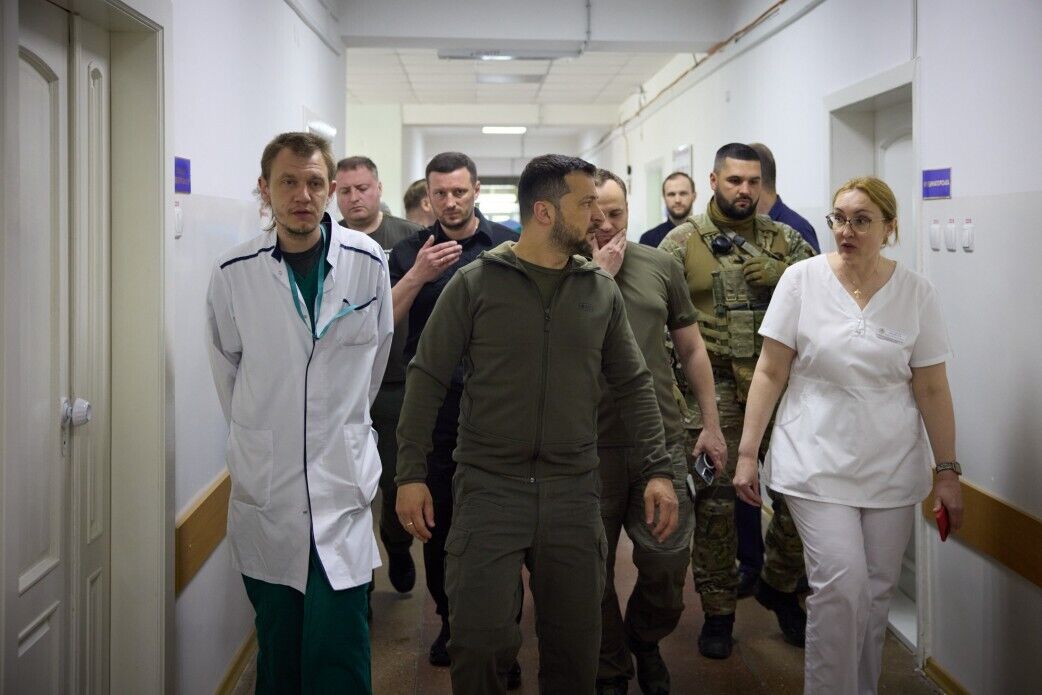 Президент Украины в коридоре больницы