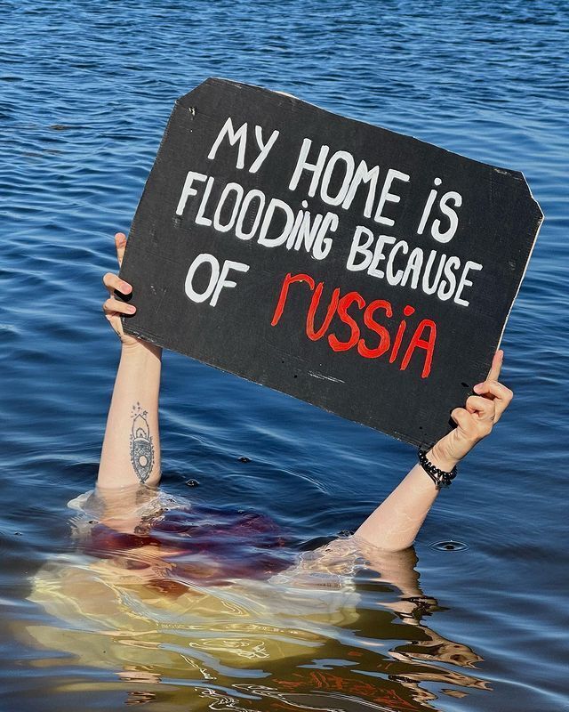 Украинка нырнула с плакатом Мой дом затопило – в этом виновата Россия