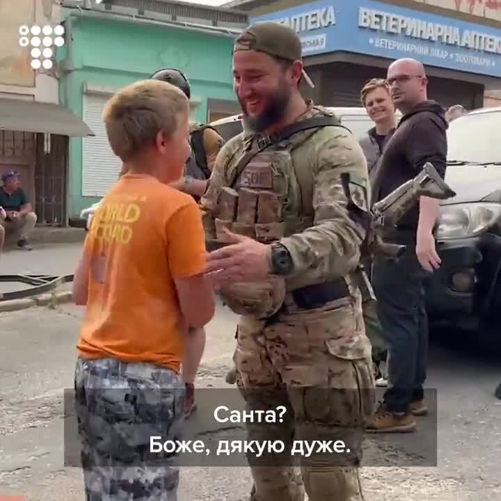 "Эвакуация будет. Санта": аэроразведчик встретился с семьей из Олешек, которую помог спасти. Трогательное видео