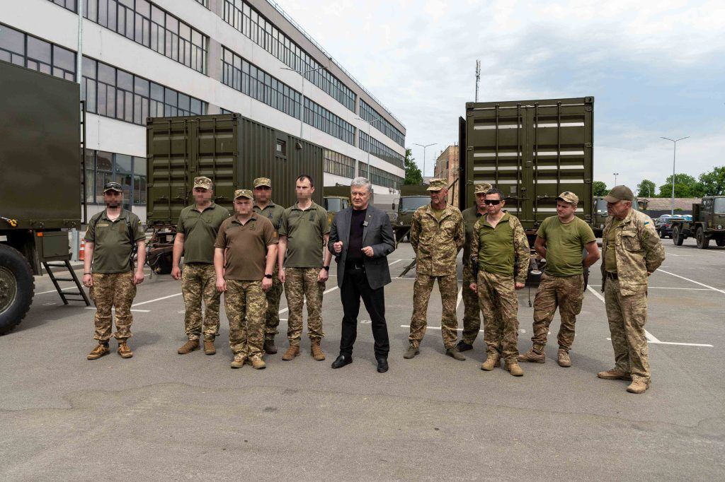 Морпехи и бойцы президентской бригады получили технику от Порошенко