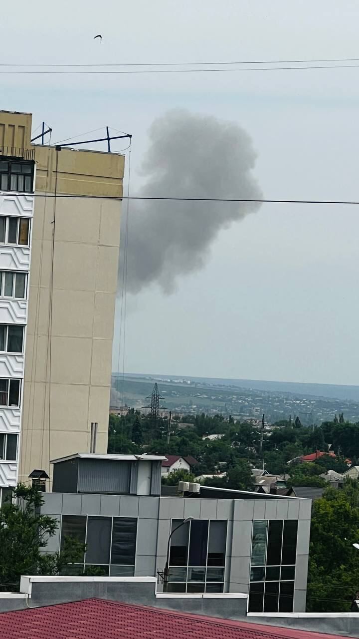 В оккупированном Луганске "бавовна", поднялся дым: говорят о прилете по заводу, где ремонтировали технику захватчики. Фото и видео