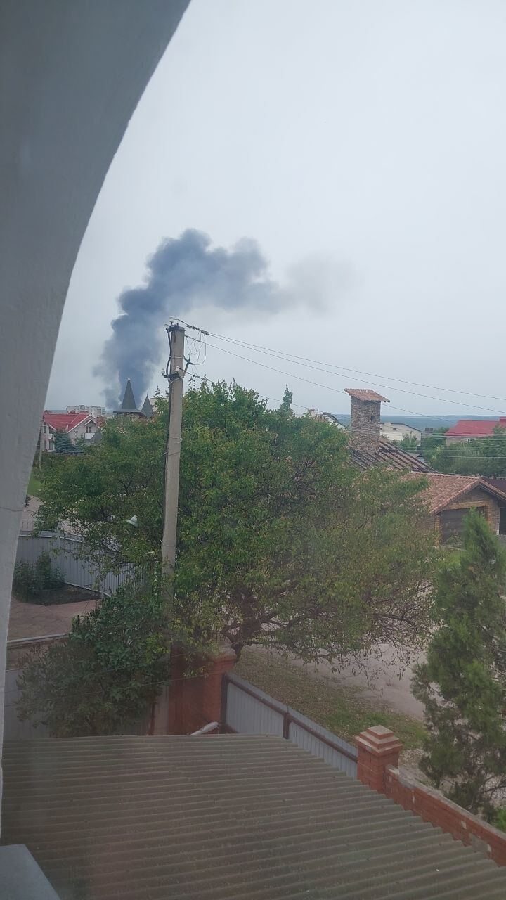 В окупованому Луганську "бавовна", піднявся дим: кажуть про приліт по заводу, де ремонтували техніку загарбники. Фото і відео