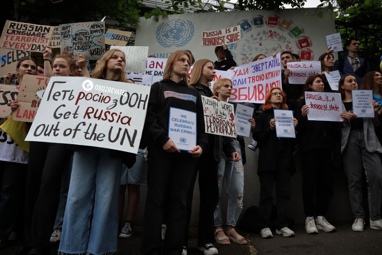 "Куди звертатися, коли твою країну вбивають": активісти пікетували офіс ООН в Києві через мовчання організації після підриву ГЕС