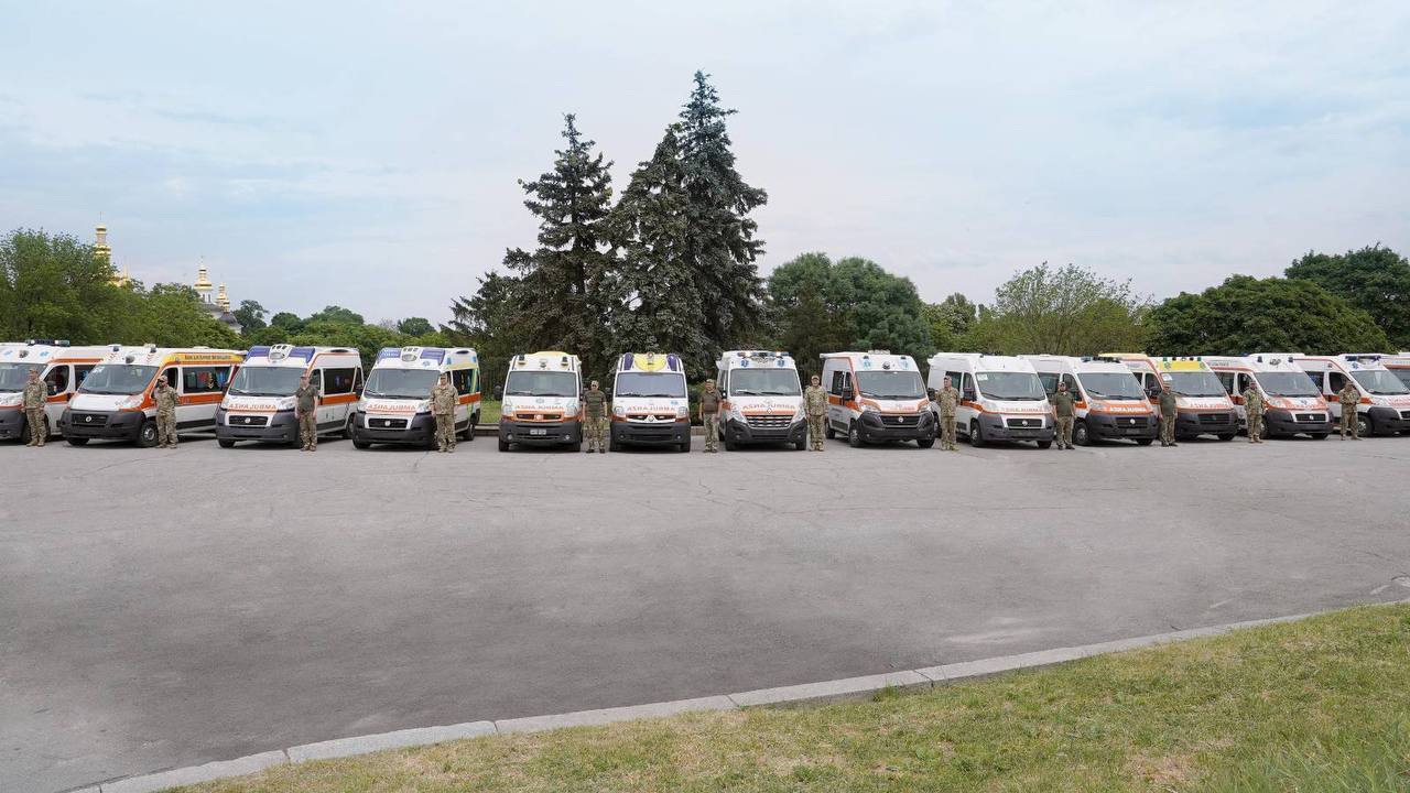 Медики ВСУ получили от "Стального фронта" 30 авто скорой помощи