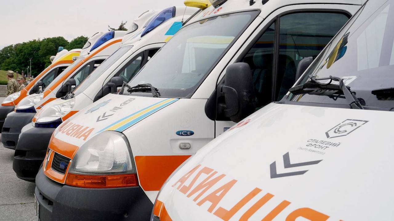 Медики ВСУ получили от "Стального фронта" 30 авто скорой помощи