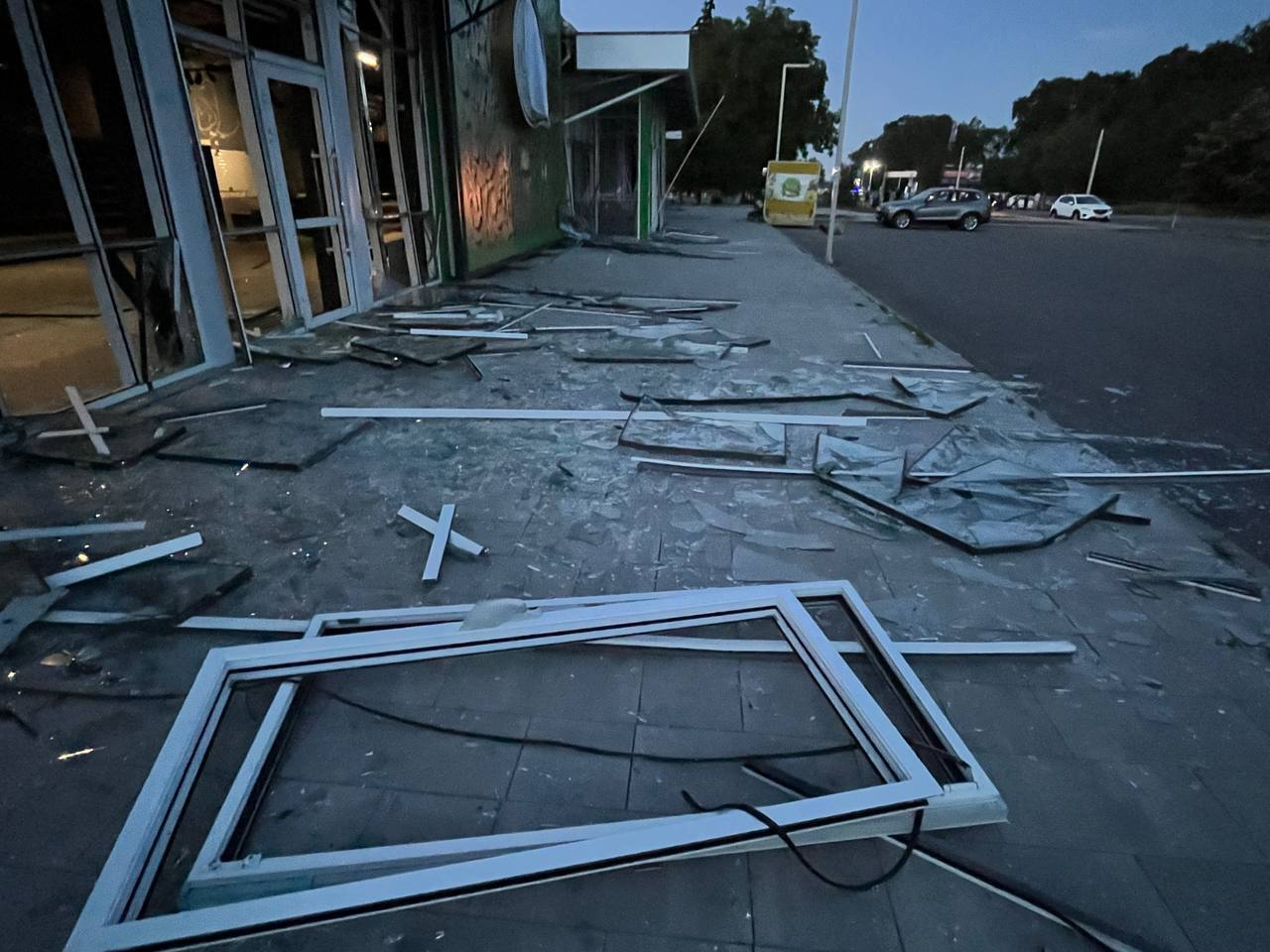 Люди падали на пол: момент удара РФ по супермаркету в Умани попал на видео
