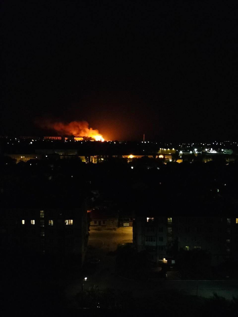 В окупованому Бердянську пролунали гучні вибухи, спалахнула пожежа: фото й відео "бавовни"
