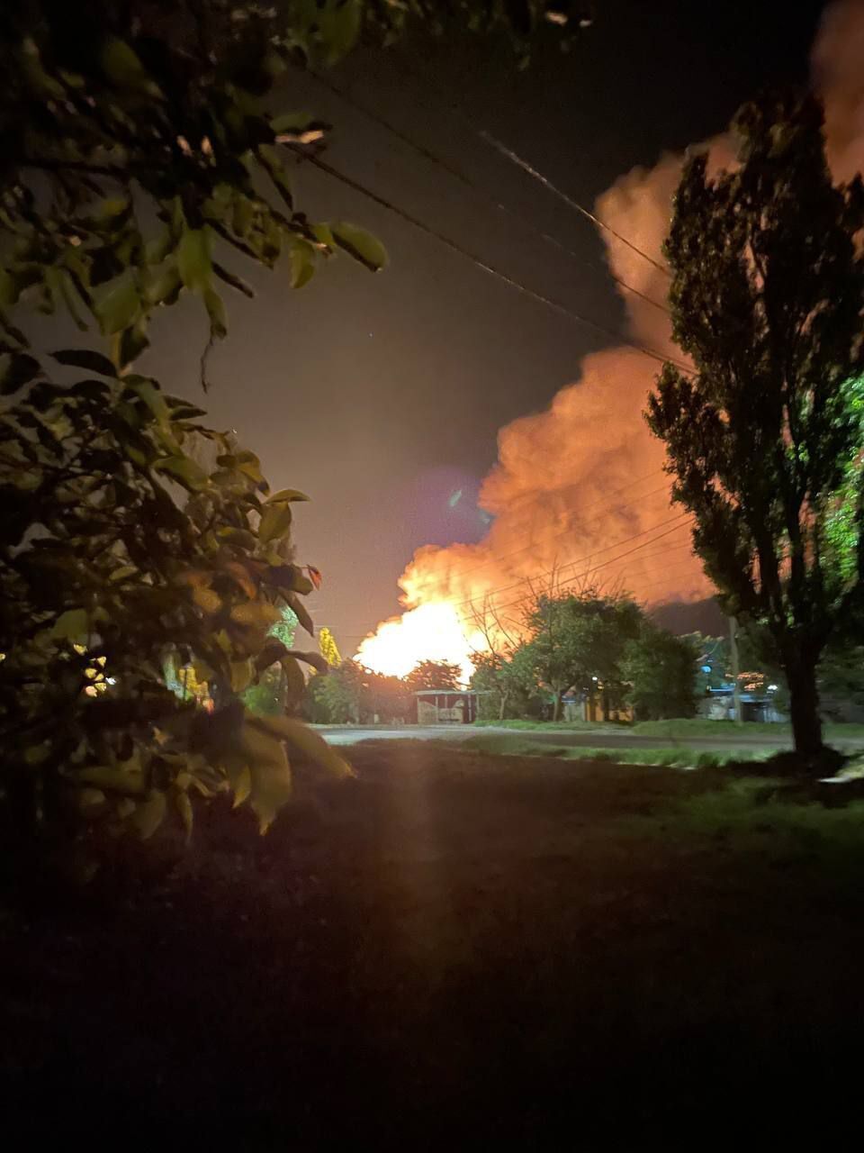 В оккупированном Бердянске раздались громкие взрывы, вспыхнул пожар: фото и видео "бавовны"