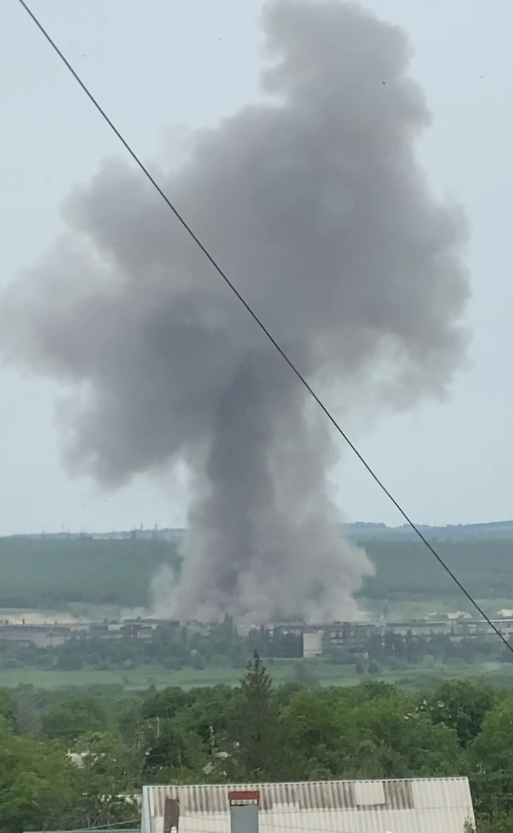 В окупованому Луганську "бавовна", піднявся дим: кажуть про приліт по заводу, де ремонтували техніку загарбники. Фото і відео