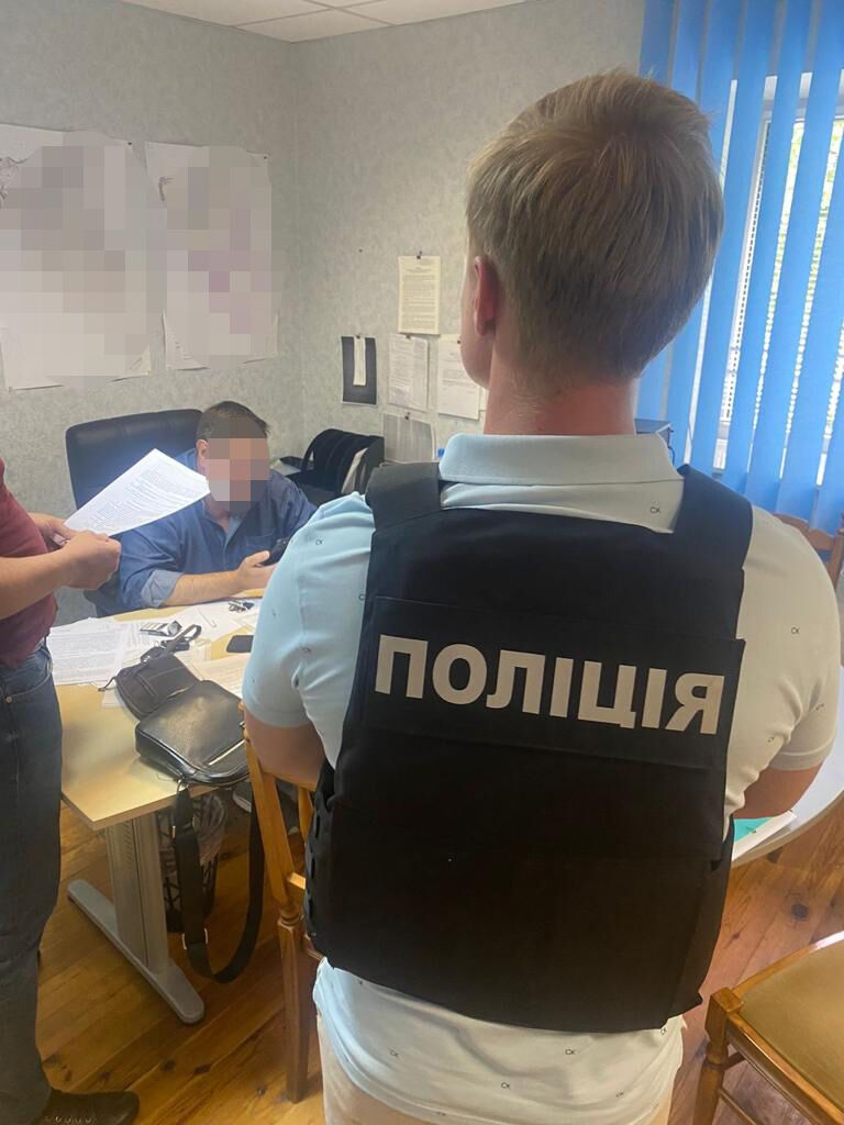 В Киеве чиновник требовал взятку за размещение детских аттракционов в Гидропарке. Фото