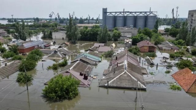 "Судьба сотен людей неизвестна": в затопленных Олешках отсутствует связь, оккупанты только имитируют помощь жителям