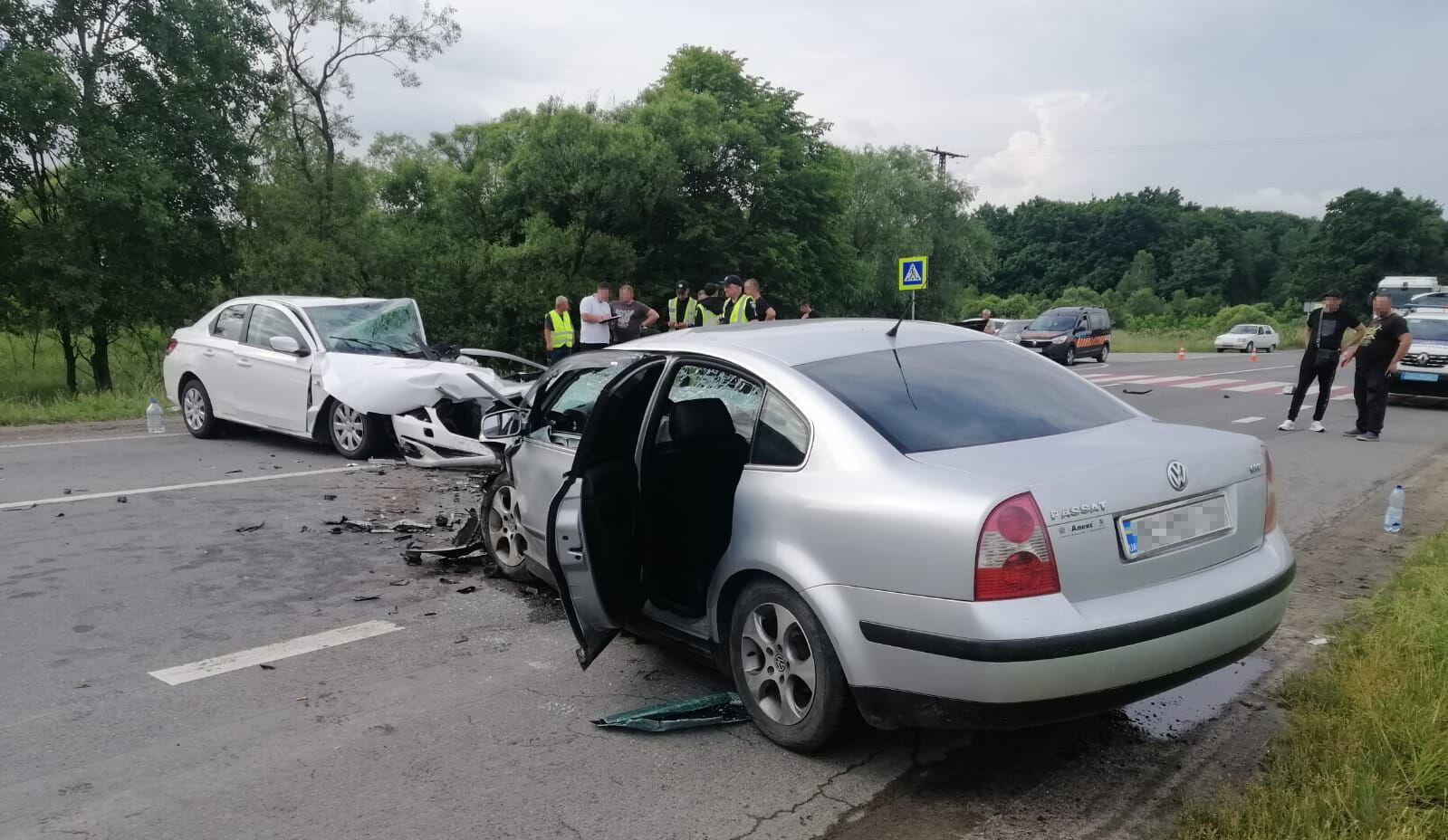 Обломки разлетелись по дороге: во Львовской области в результате ДТП пострадали пять человек. Фото