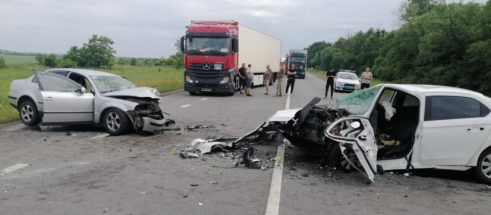 Обломки разлетелись по дороге: во Львовской области в результате ДТП пострадали пять человек. Фото