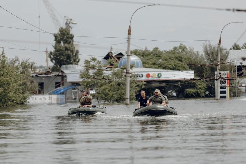 В Херсонской области возросло количество погибших в результате затопления: на побережье Одесщины выбрасывает мебель и бытовые приборы. Фото и видео