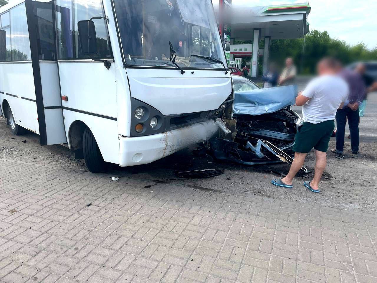 На Київщині сталось лобове зіткнення легковика та маршрутки: є постраждалі. Фото