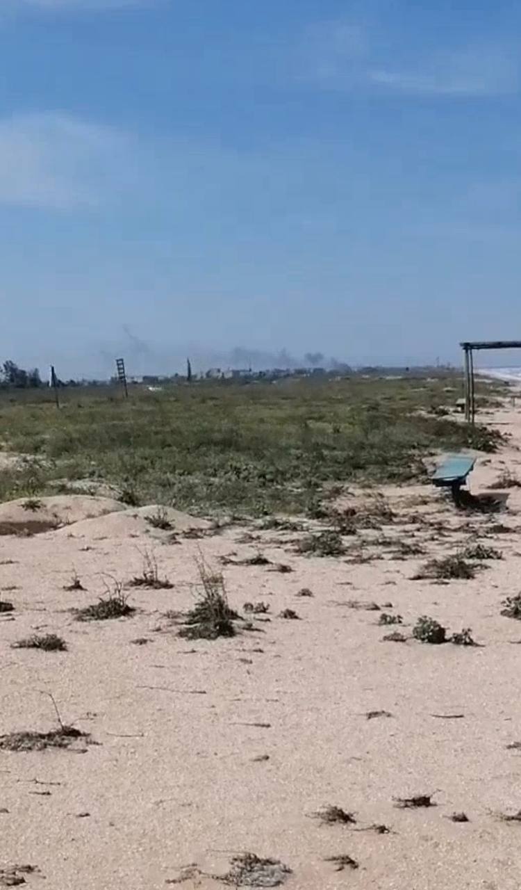 "Бавовна" на Арабатской Стрелке: в районе оккупированного Геническа слышны взрывы и виден черный дым. Видео