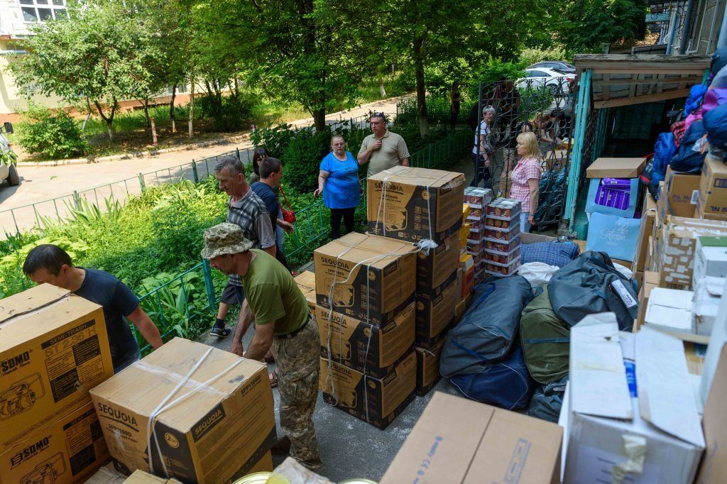 Несмотря на обстрелы окупантов Порошенко с командой привез в Херсон более 100 тонн помощи. Фото и видео