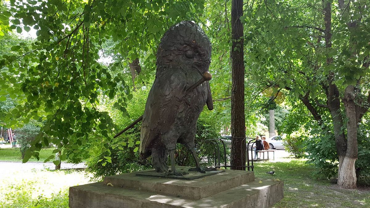 В Киеве существует сквер, где можно увидеть уникальные скульптуры птиц-интеллигентов. История и фото