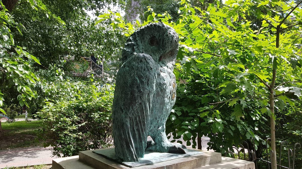 У Києві існує сквер, де можна побачити унікальні скульптури птахів-інтелігентів. Історія та фото