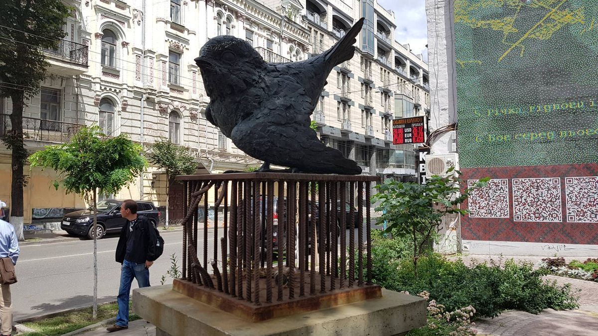 В Киеве существует сквер, где можно увидеть уникальные скульптуры птиц-интеллигентов. История и фото