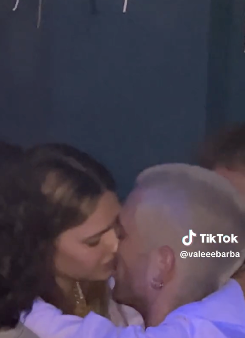 Фронтмен Måneskin потрапив у гучний скандал через поцілунок в клубі не зі своєю дівчиною: вокаліст пояснив, що між ними сталося 