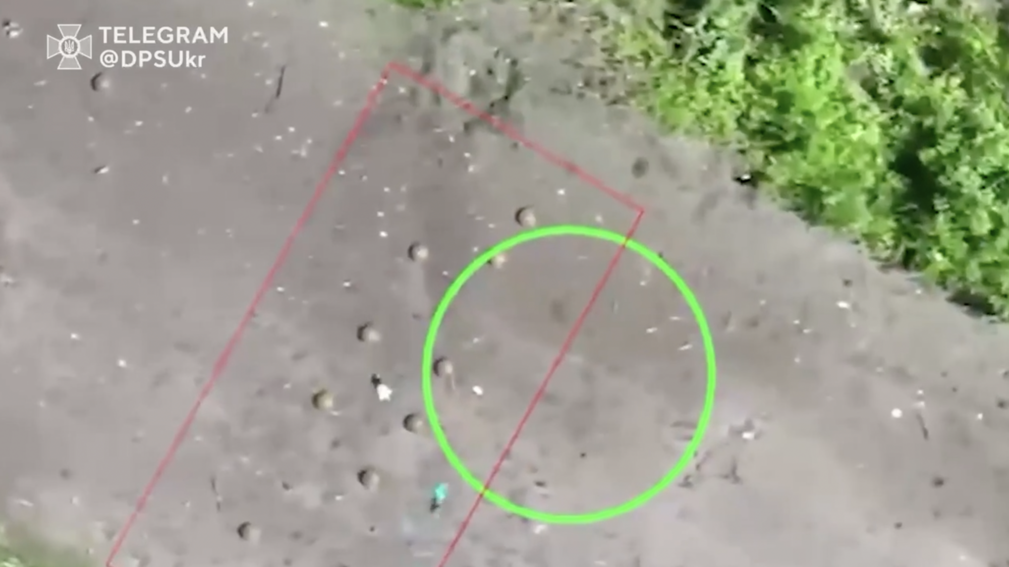 Два в одном: украинские пограничники под Бахмутом уничтожили российские минно-взрывные заграждения вместе с пехотой. Видео