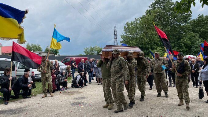 "Він ніс у собі переживання за людей": у Тернополі попрощалися з воїном, що мріяв стати капеланом