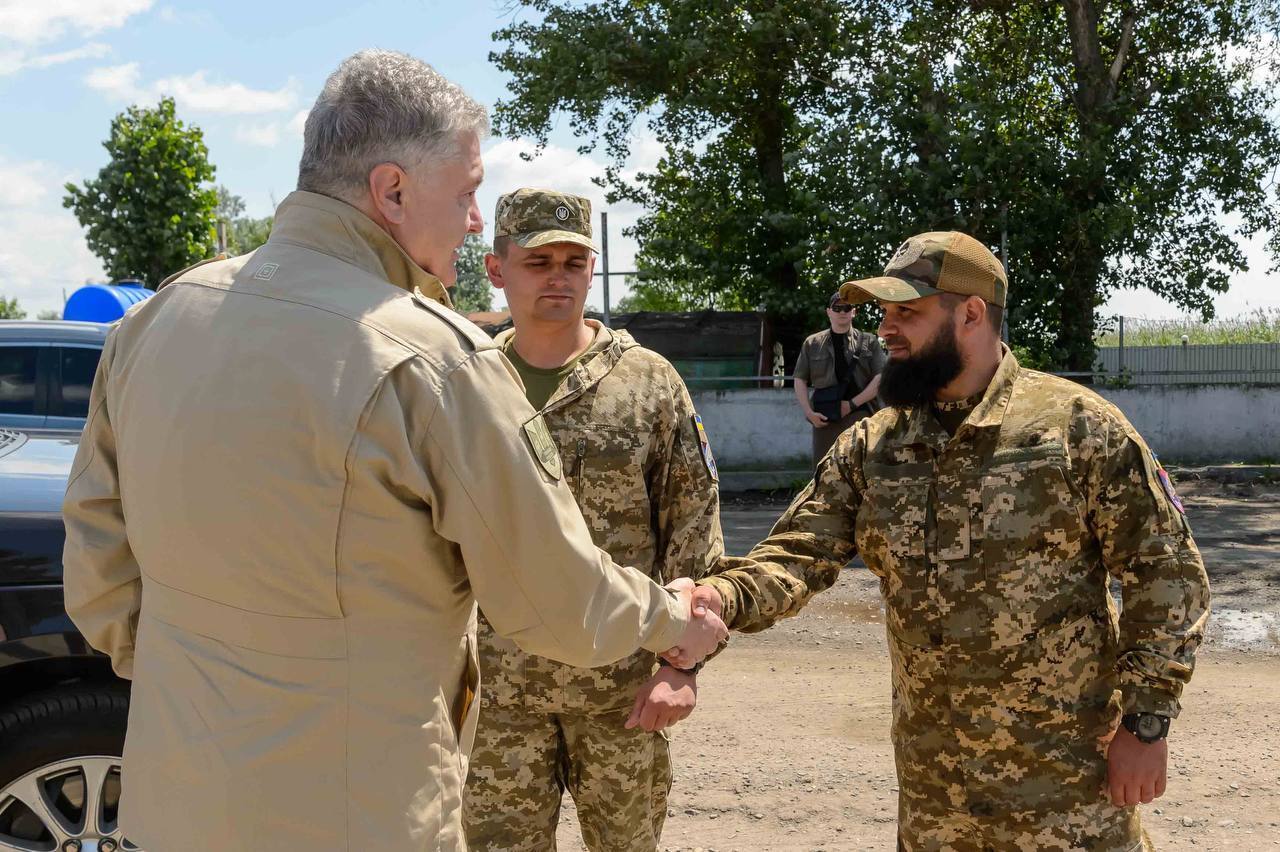 Порошенко привез десантникам боеприпасы для дронов, грузовика и электронику