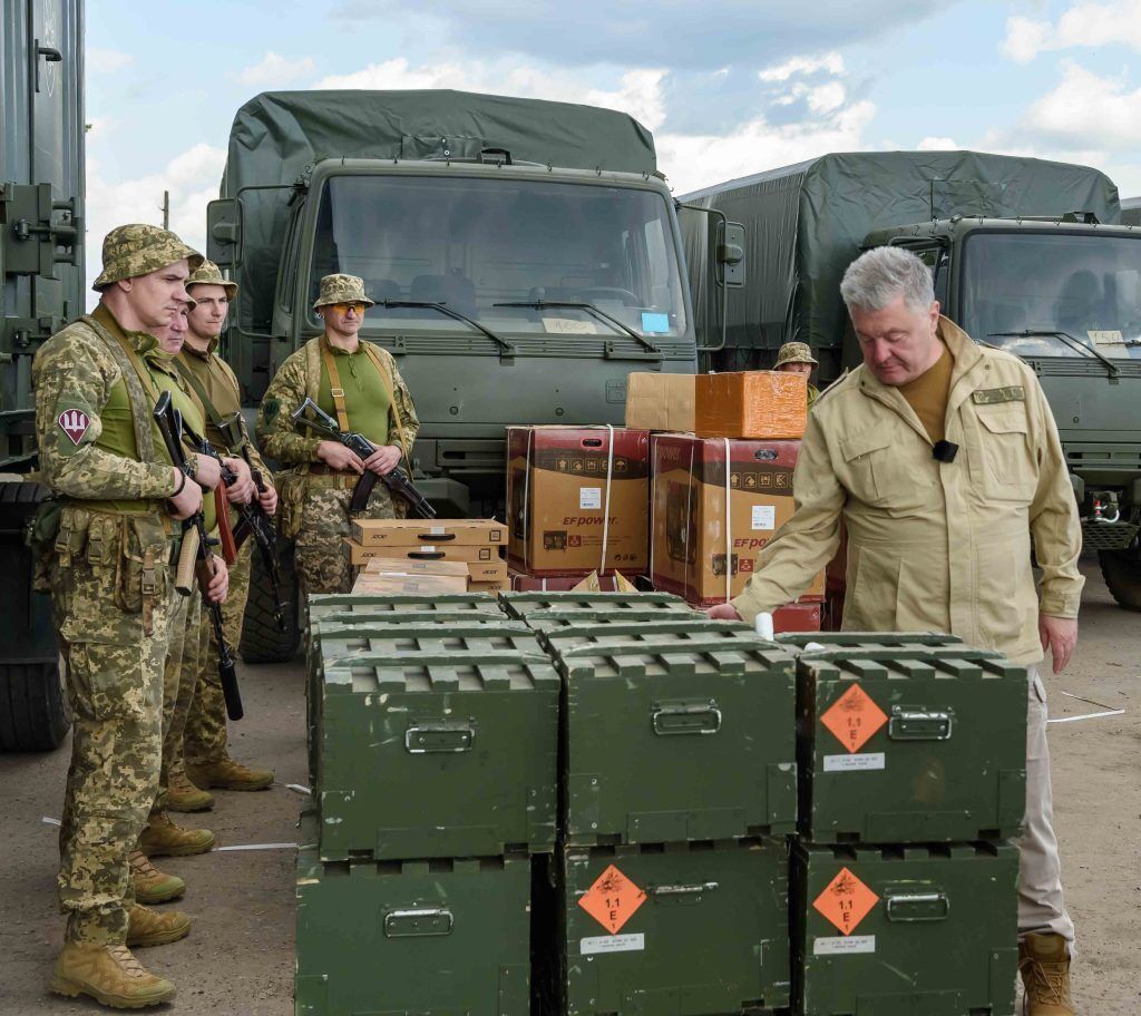 Порошенко привез десантникам боеприпасы для дронов, грузовика и электронику