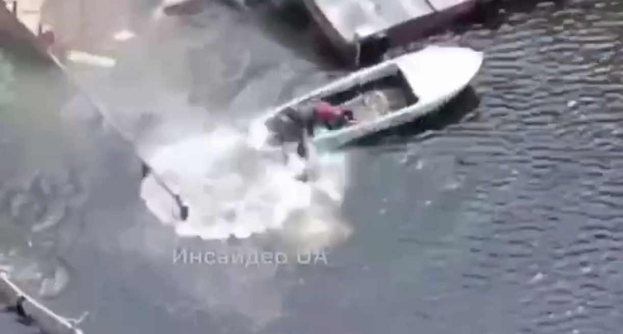 Тройной удар: ВСУ эффектно ликвидировали вражескую ДРГ на моторной лодке. Видео