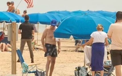 Байден перед поездкой на саммит НАТО отдохнул на пляже. Видео