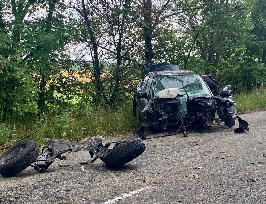 У авто відірвало колеса: на Київщині легковик на швидкості протаранив дерево. Фото