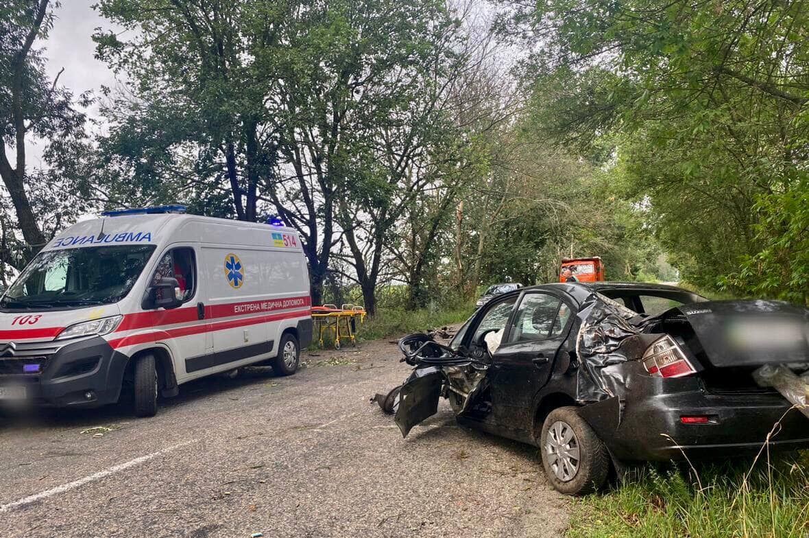 У авто відірвало колеса: на Київщині легковик на швидкості протаранив дерево. Фото