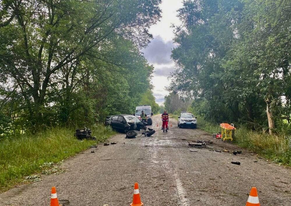 У авто відірвало колеса: на Київщині легковик на швидкості протаранив дерево. Фото