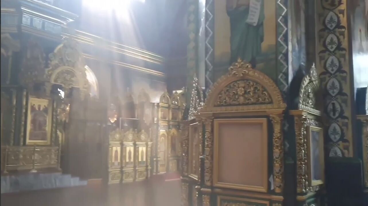 В Белой Церкви сторонники УПЦ МП не хотели отдавать храм ПЦУ: один из них поливал людей из огнетушителя. Видео и фото
