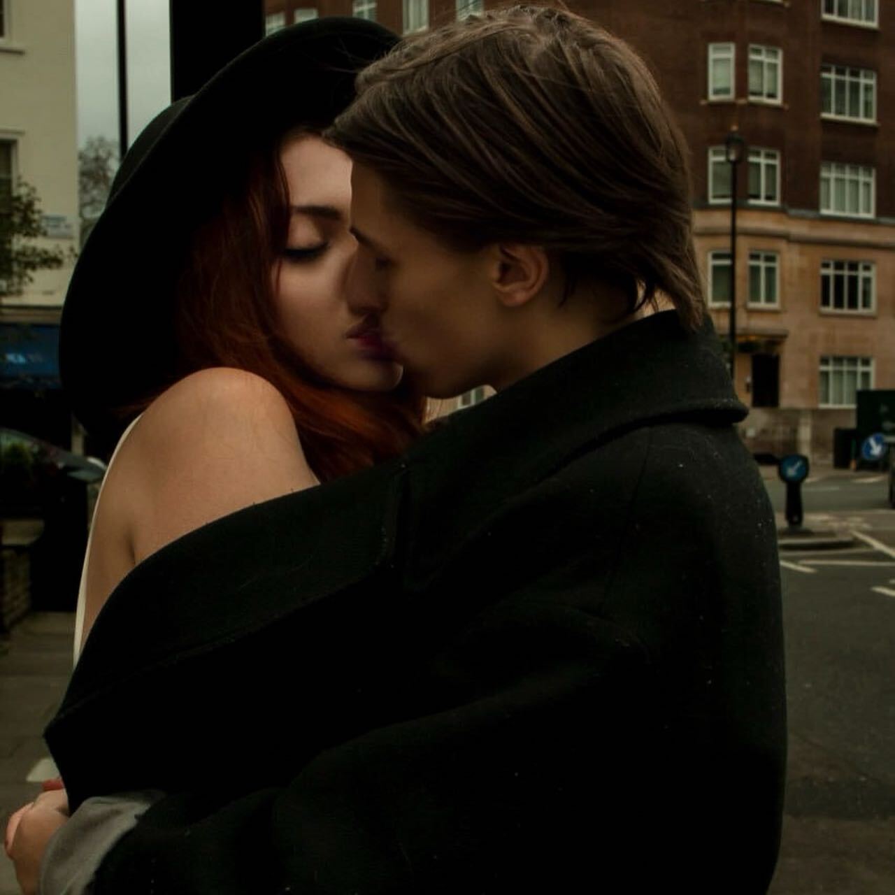 Дочь Поляковой с бойфрендом показали непристойные жесты подписчикам и нарвались на бурные споры