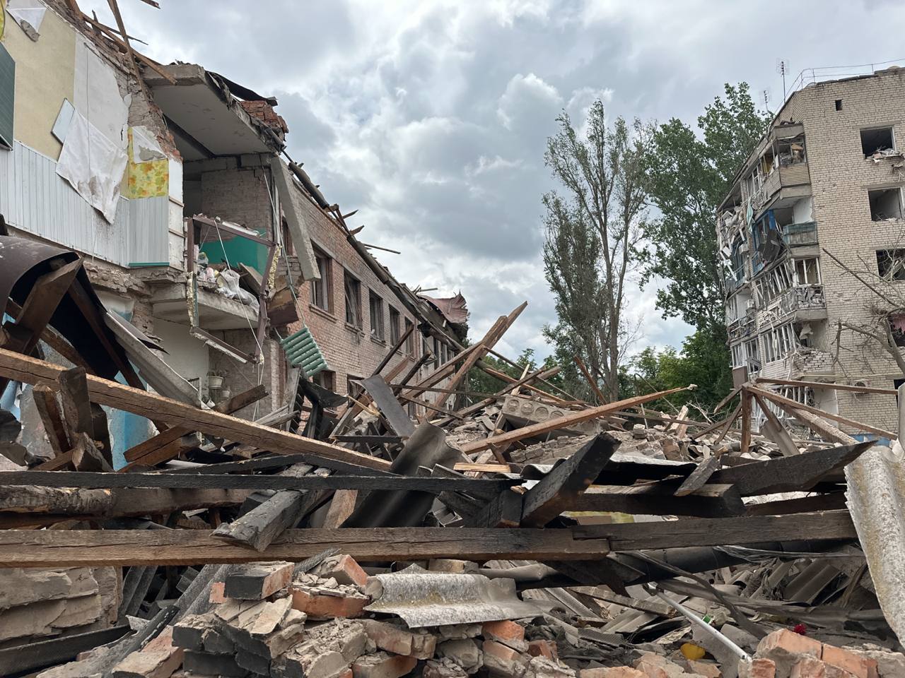 Оккупанты нанесли удар по школе на Запорожье, где выдавали гуманитарку: семь человек погибли, 13 ранены. Фото и видео