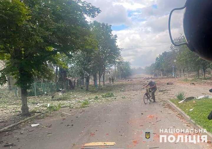Окупанти завдали удару по школі на Запоріжжі, де видавали гуманітарку: семеро людей загинули, 13 поранені. Фото і відео