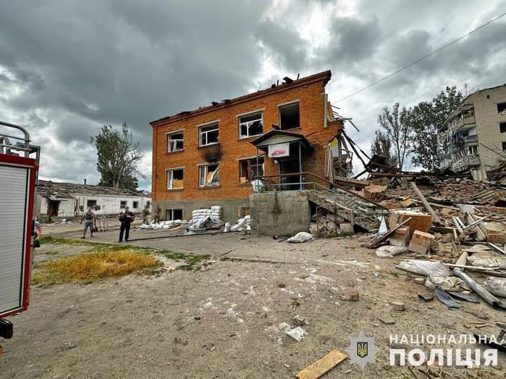 Окупанти завдали удару по школі на Запоріжжі, де видавали гуманітарку: чотири людини загинули, 13 поранені. Фото і відео