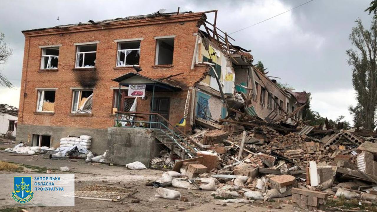 Оккупанты нанесли удар по школе на Запорожье, где выдавали гуманитарку: семь человек погибли, 13 ранены. Фото и видео