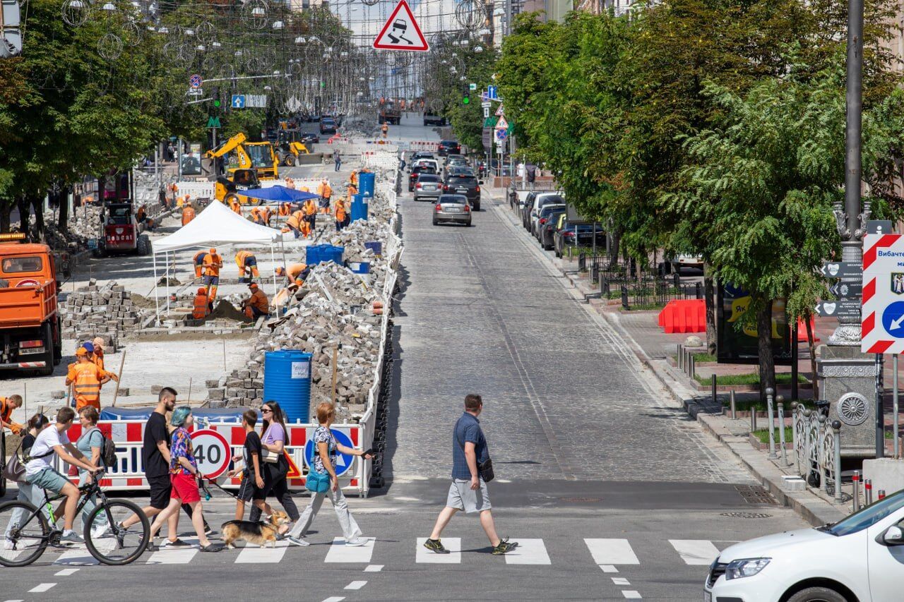 У Києві завершили перший етап ремонту на вулиці Богдана Хмельницького: що зроблено. Фото