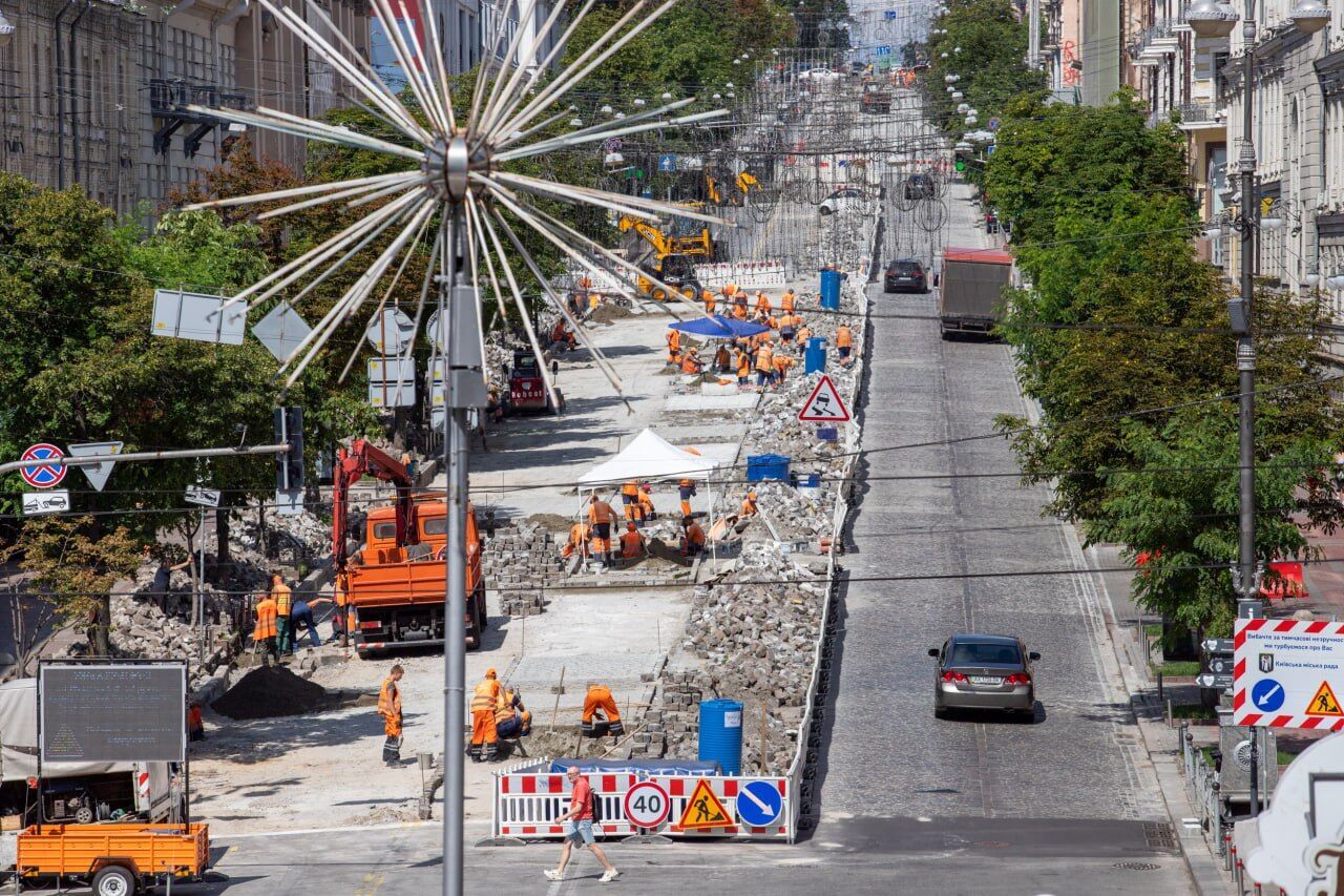 У Києві завершили перший етап ремонту на вулиці Богдана Хмельницького: що зроблено. Фото
