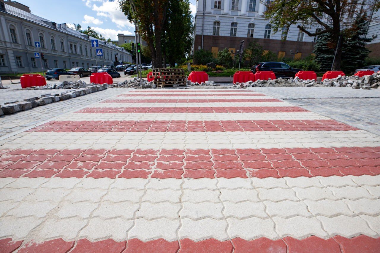 В Киеве завершили первый этап ремонта на улице Богдана Хмельницкого: что сделано. Фото